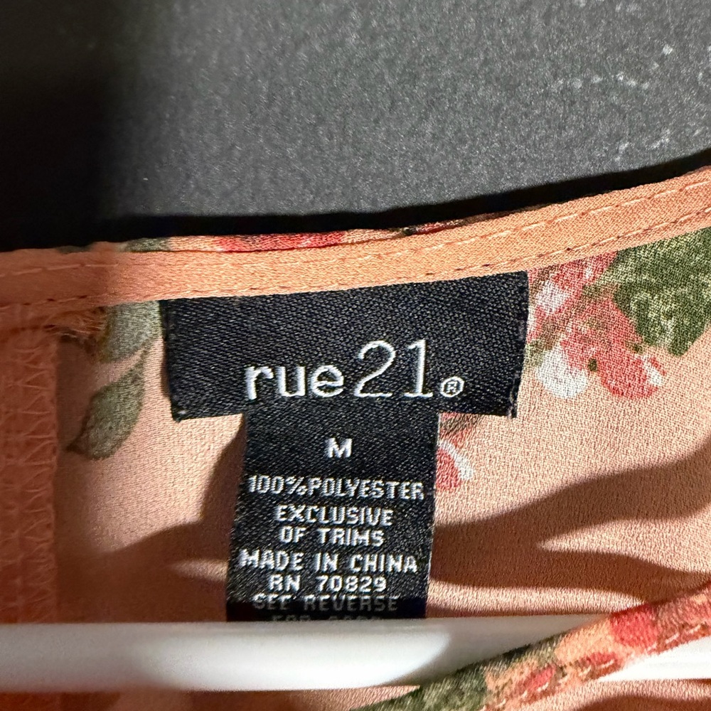 Rue 21 Floral Blouse. - Picture 4 of 7